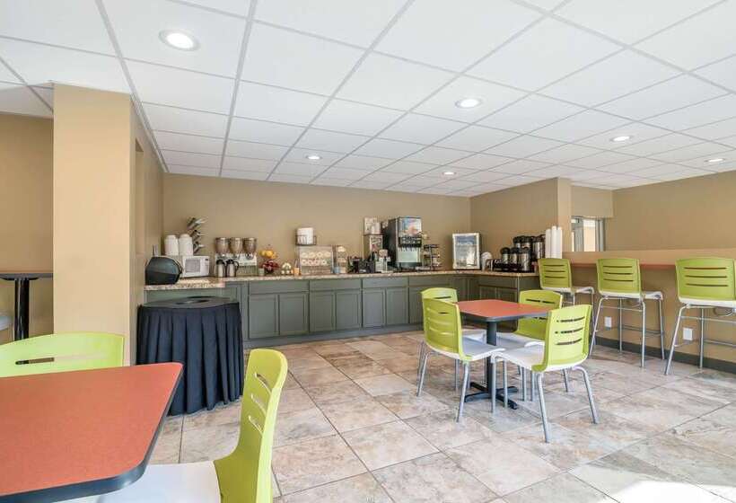 Отель Econo Lodge Inn And Suites