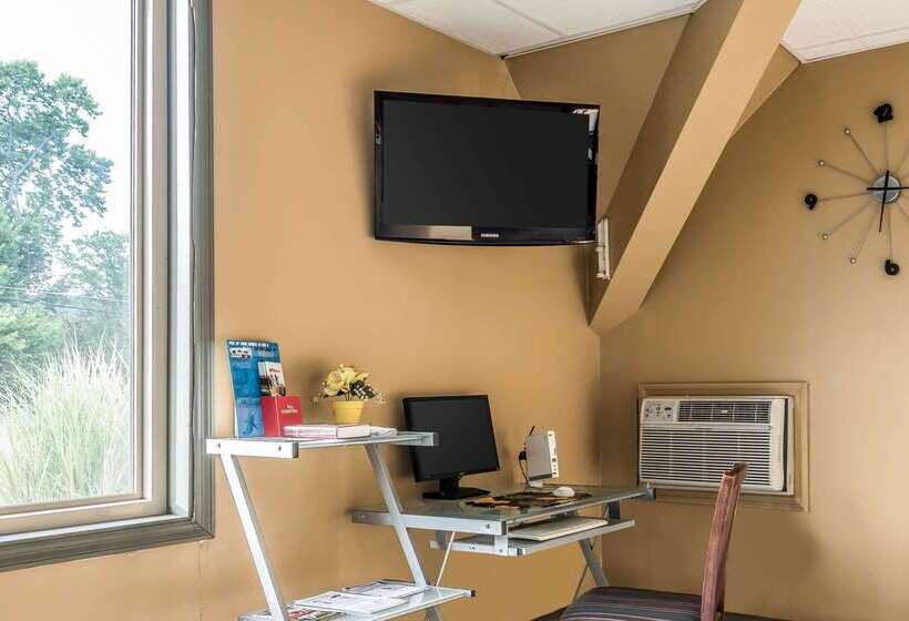 Отель Econo Lodge Inn And Suites