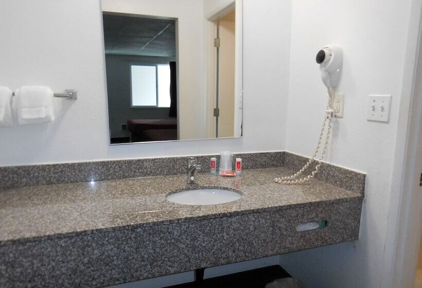 Отель Econo Lodge