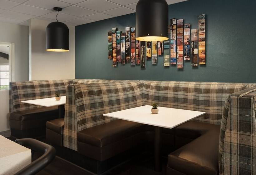 هتل Four Points By Sheraton Tucson Airport