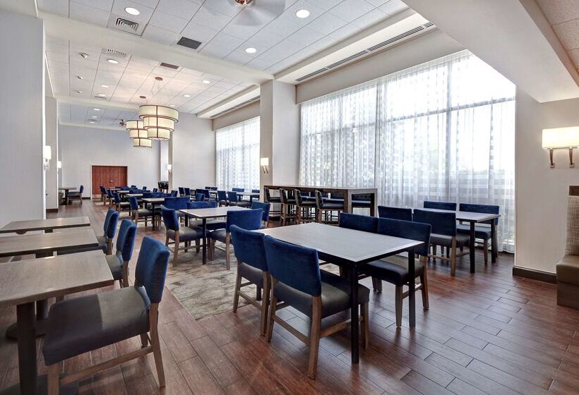 Отель Hampton Inn & Suites Alexandria Old Town Area South