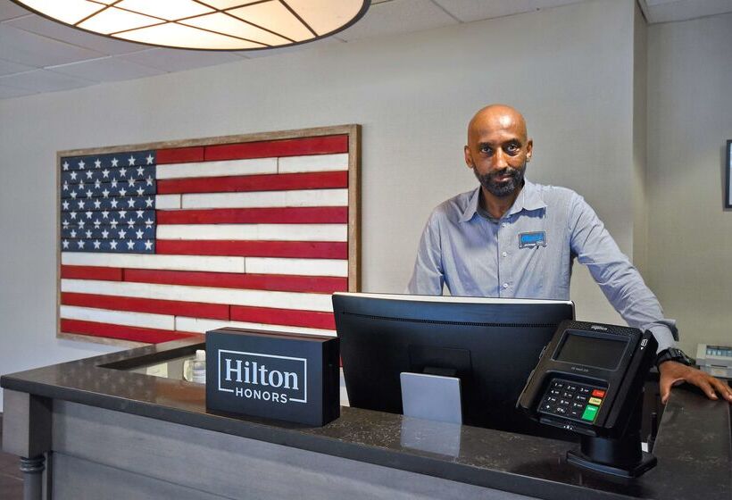 Отель Hampton Inn & Suites Alexandria Old Town Area South