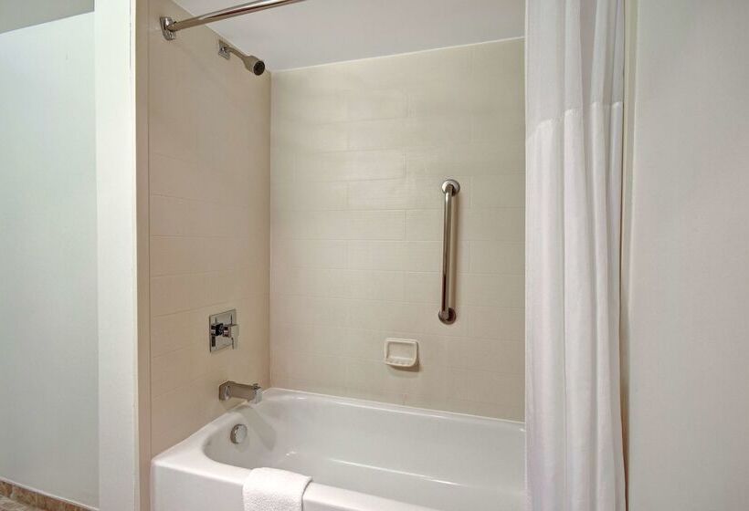 Отель Hampton Inn & Suites Alexandria Old Town Area South