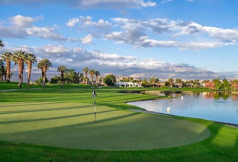 Отель Holiday Inn Express Palm Desert, An Ihg