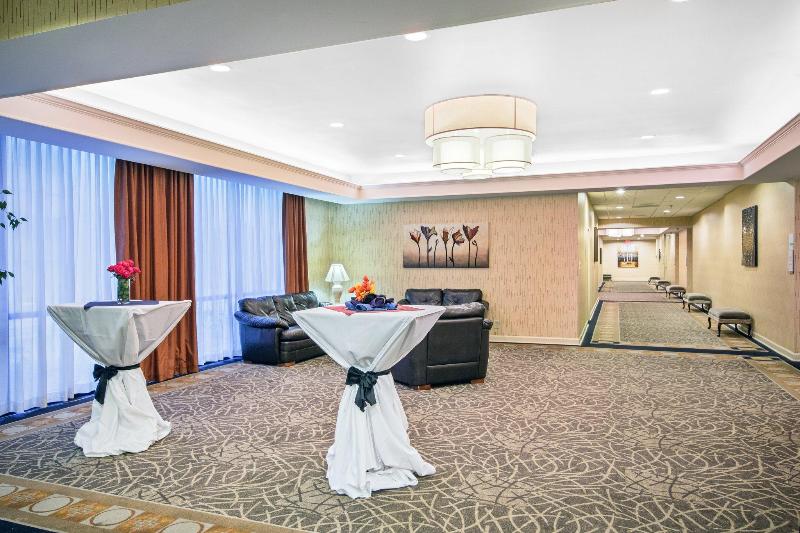 هتل Holiday Inn Roanoke   Tanglewood Route 419 & I 581, An Ihg