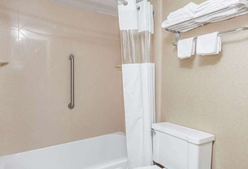 فندق Howard Johnson By Wyndham Albany