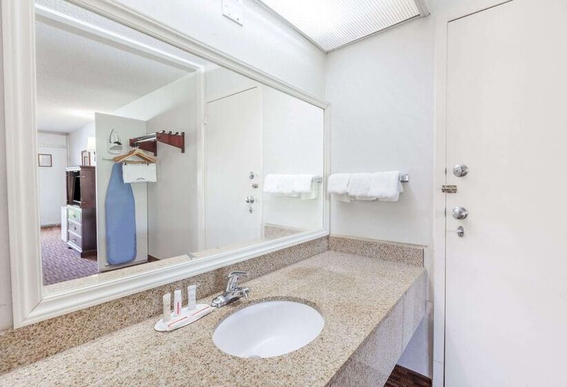 فندق Howard Johnson By Wyndham Albany