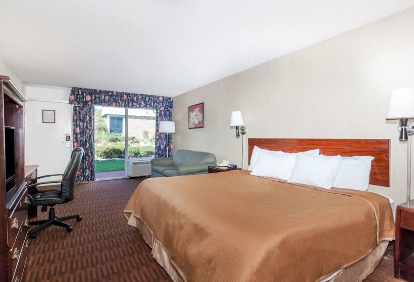 فندق Howard Johnson By Wyndham Albany