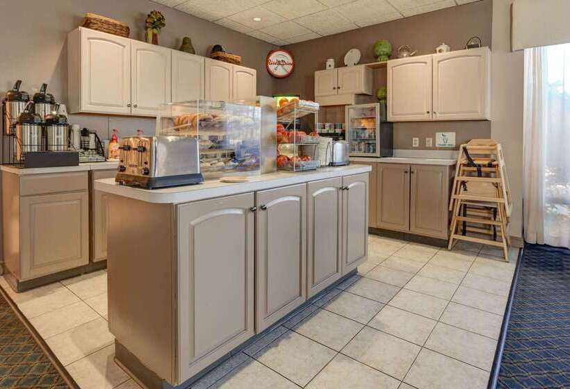 호텔 Howard Johnson By Wyndham Amherst Hadley