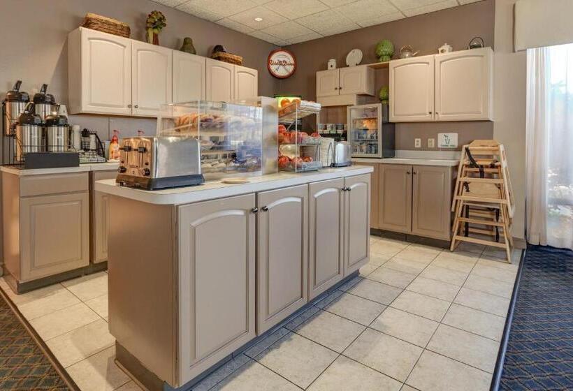 호텔 Howard Johnson By Wyndham Amherst Hadley