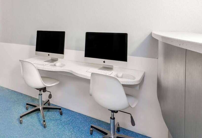 Howard Johnson By Wyndham Anaheim Hotel & Water Playground