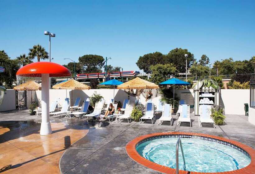 Howard Johnson By Wyndham Anaheim Hotel & Water Playground