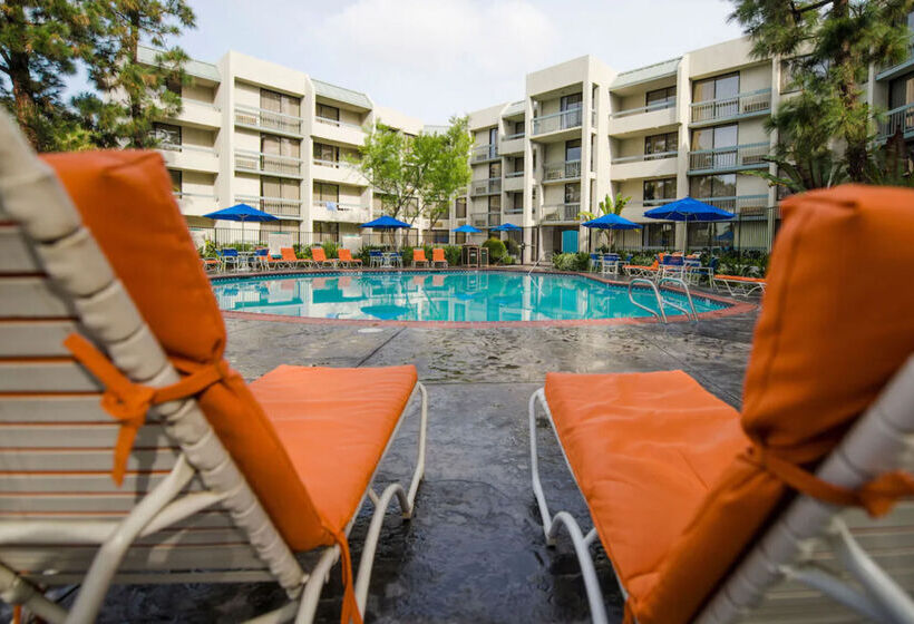 Howard Johnson By Wyndham Anaheim Hotel & Water Playground