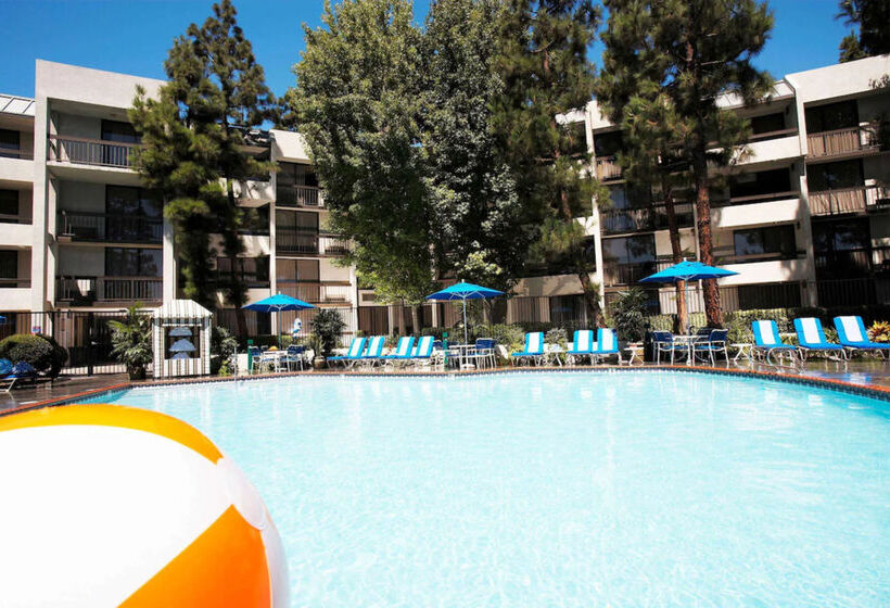 Howard Johnson By Wyndham Anaheim Hotel & Water Playground