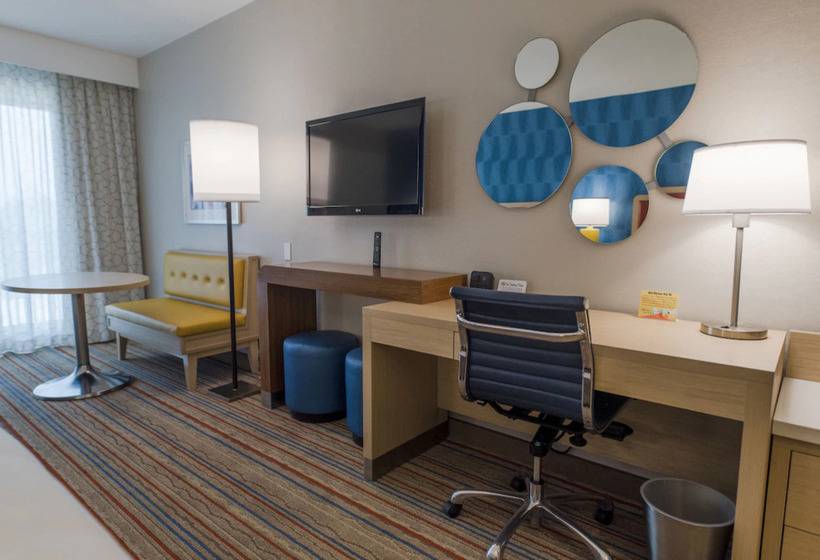 Howard Johnson By Wyndham Anaheim Hotel & Water Playground