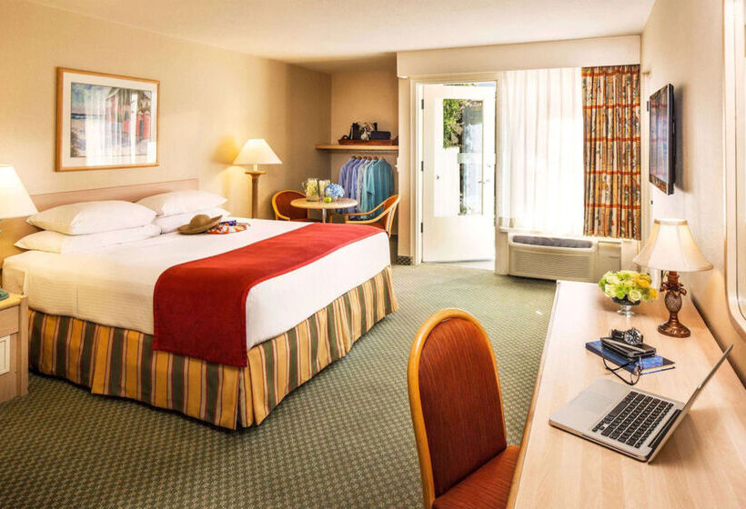 Howard Johnson By Wyndham Anaheim Hotel & Water Playground