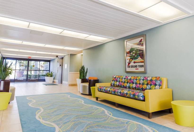 Howard Johnson By Wyndham Anaheim Hotel & Water Playground