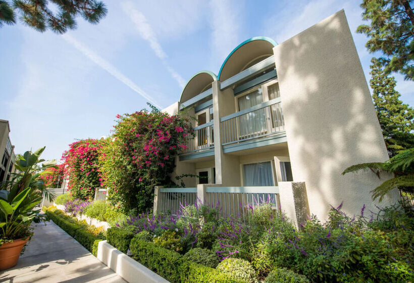 Howard Johnson By Wyndham Anaheim Hotel & Water Playground