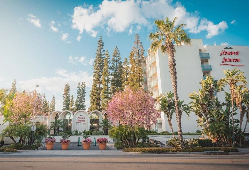 Howard Johnson By Wyndham Anaheim Hotel & Water Playground