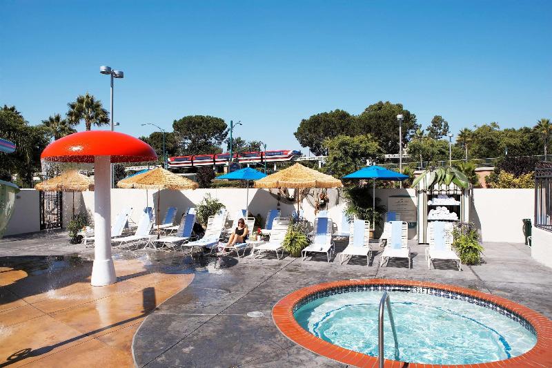 Howard Johnson By Wyndham Anaheim Hotel & Water Playground