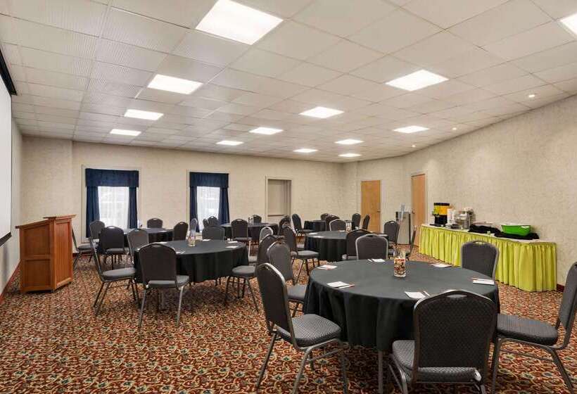 호텔 Howard Johnson  By Wyndham South Portland