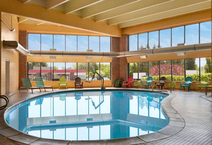 호텔 Howard Johnson  By Wyndham South Portland