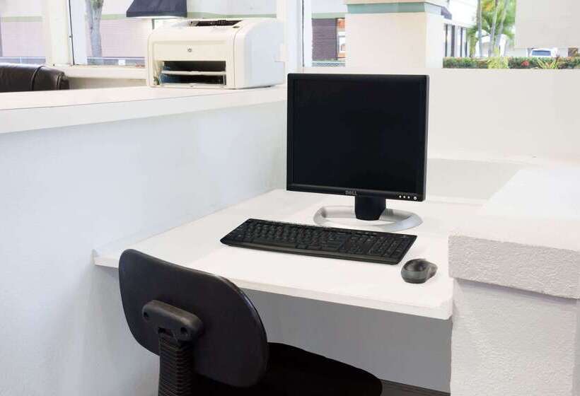 فندق Howard Johnson By Wyndham Vero Beach / Downtown