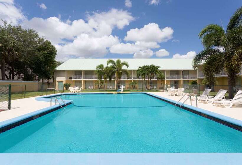 فندق Howard Johnson By Wyndham Vero Beach / Downtown