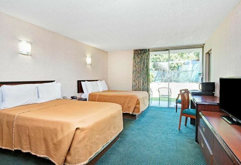 فندق Knights Inn Claremont