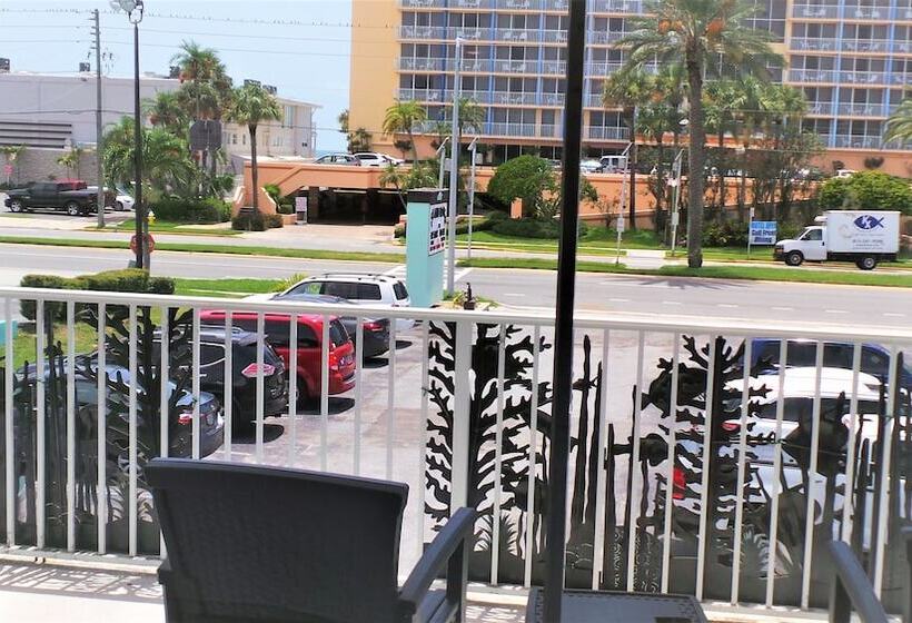 فندق Island House