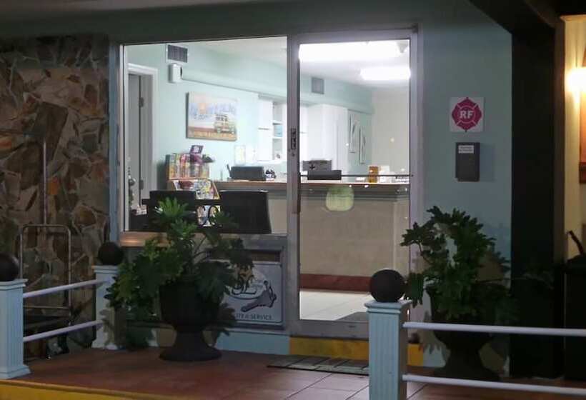 فندق Island House