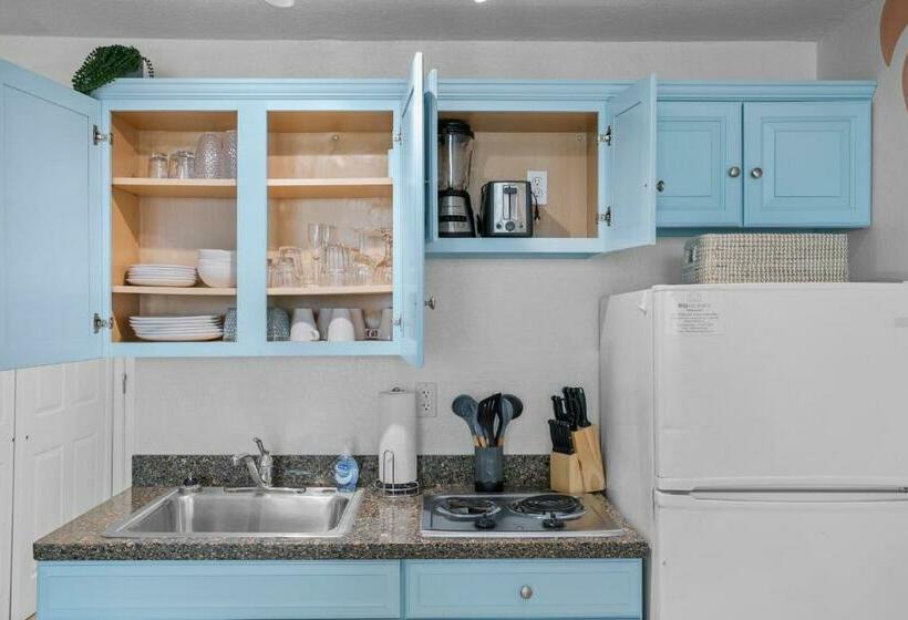 فندق Island Inn Beach Resort