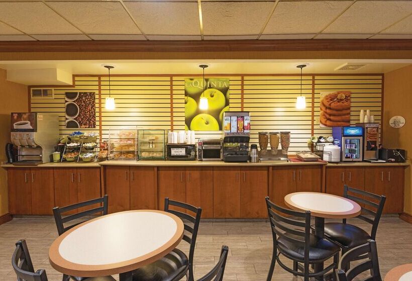فندق La Quinta Inn By Wyndham Buffalo Airport