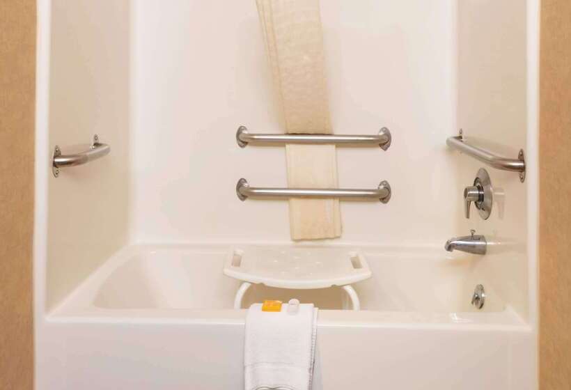 فندق La Quinta Inn By Wyndham Buffalo Airport