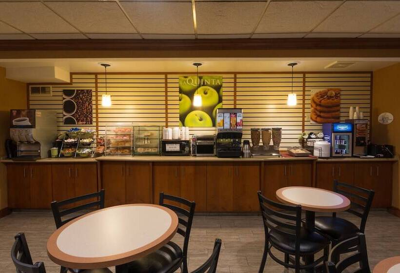 فندق La Quinta Inn By Wyndham Buffalo Airport