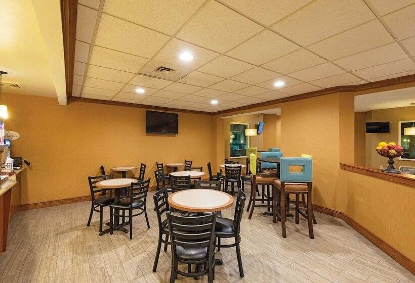 فندق La Quinta Inn By Wyndham Buffalo Airport