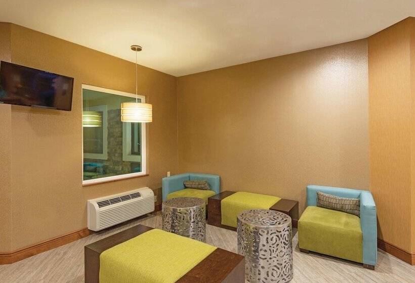 فندق La Quinta Inn By Wyndham Buffalo Airport