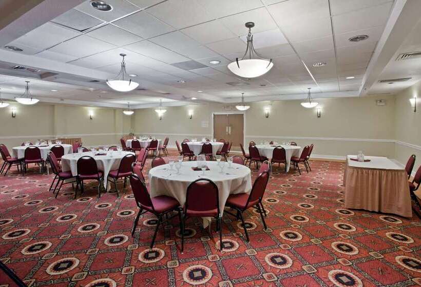 هتل La Quinta Inn & Suites By Wyndham Downtown Conference Center