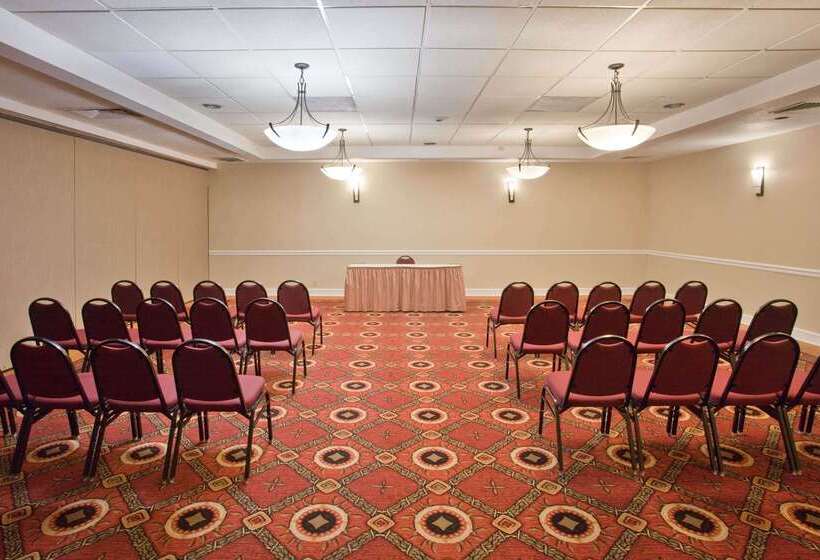 هتل La Quinta Inn & Suites By Wyndham Downtown Conference Center