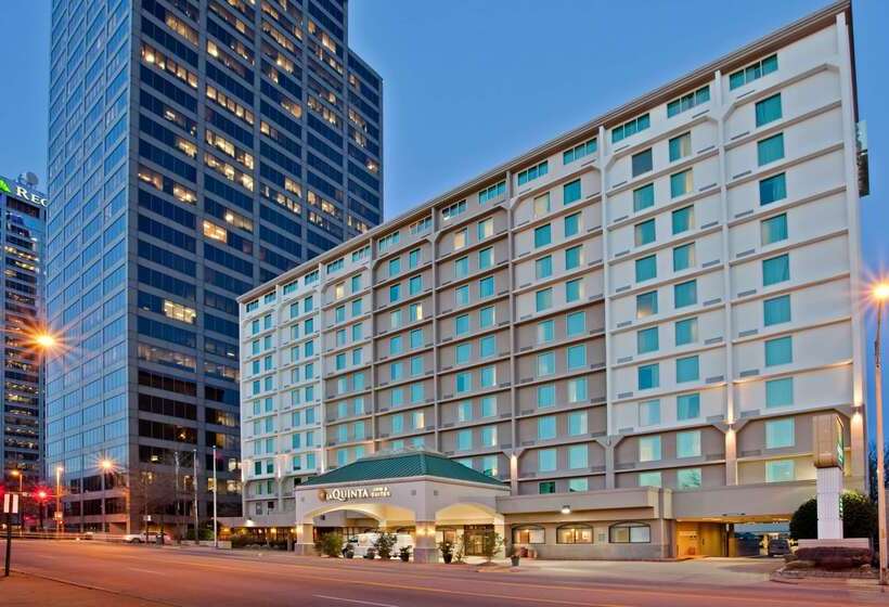 هتل La Quinta Inn & Suites By Wyndham Downtown Conference Center