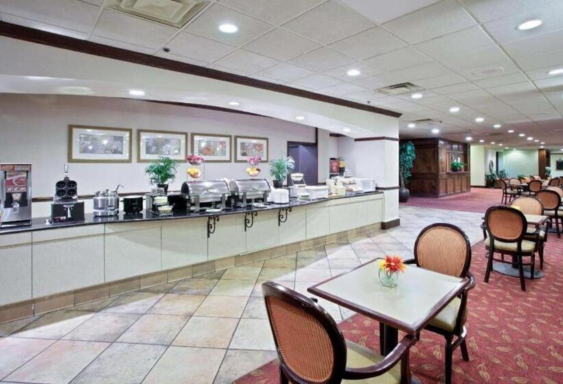هتل La Quinta Inn & Suites By Wyndham Downtown Conference Center