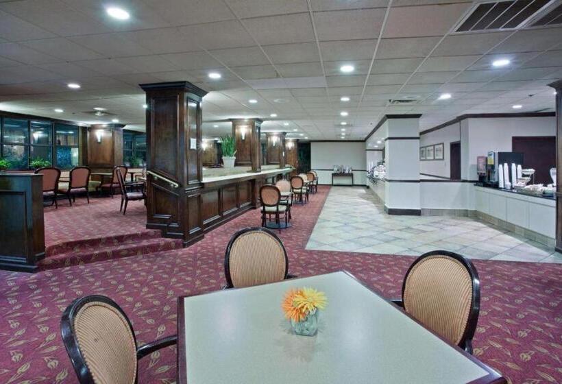 فندق La Quinta Inn & Suites By Wyndham Downtown Conference Center