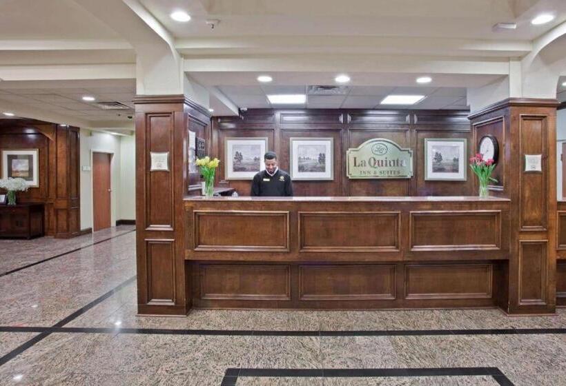 فندق La Quinta Inn & Suites By Wyndham Downtown Conference Center