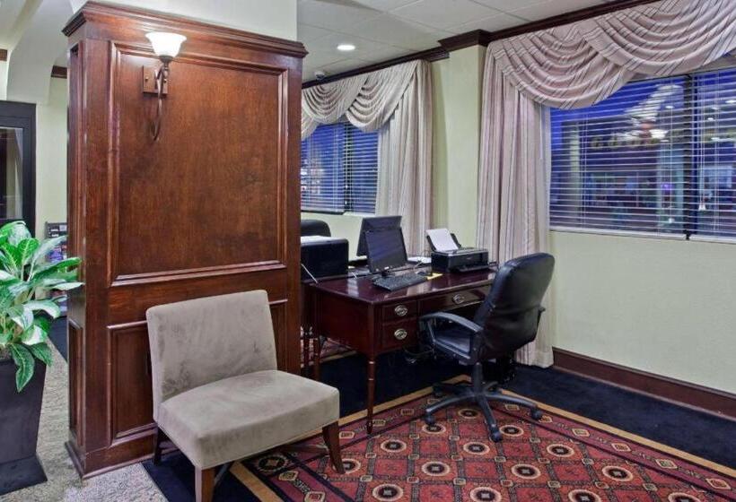 فندق La Quinta Inn & Suites By Wyndham Downtown Conference Center