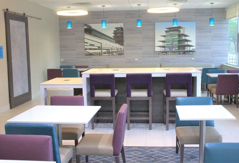 בית מלון כפרי La Quinta Inn & Suites By Wyndham Indianapolis Downtown