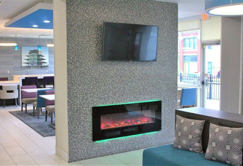 בית מלון כפרי La Quinta Inn & Suites By Wyndham Indianapolis Downtown