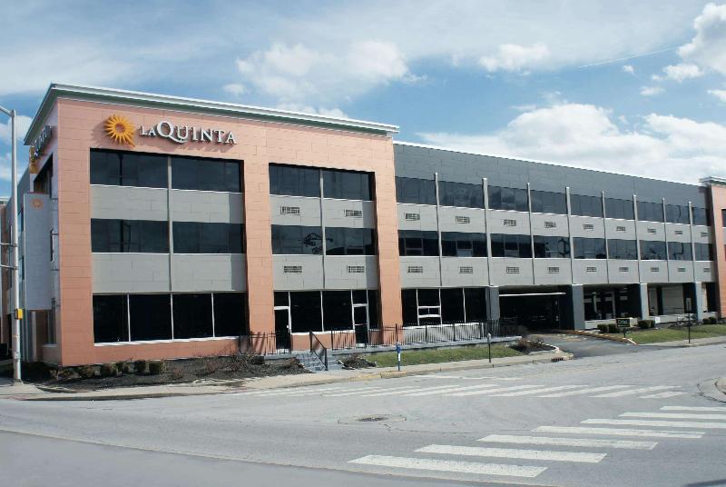בית מלון כפרי La Quinta Inn & Suites By Wyndham Indianapolis Downtown