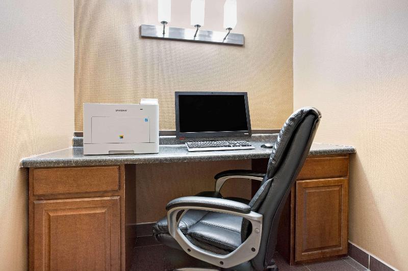 בית מלון כפרי La Quinta Inn & Suites By Wyndham Indianapolis Downtown