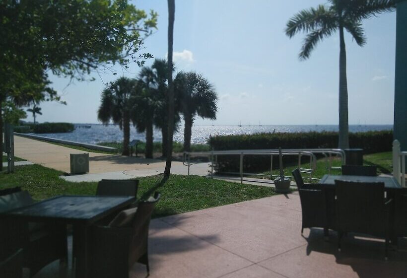 فندق Punta Gorda Waterfront  & Suites