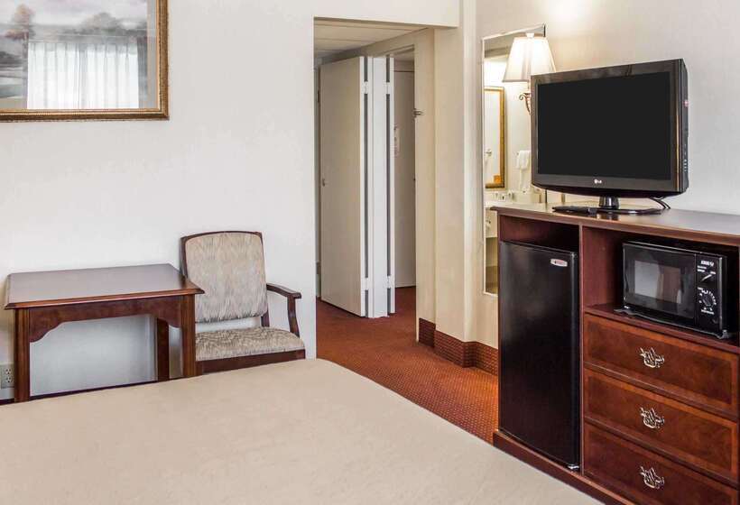 فندق Quality Inn & Conference Center
